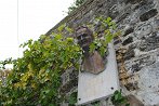 Spomenik Matiji Vertovcu pred cerkvijo v Šmarjah; avtor Mirsad Begić 